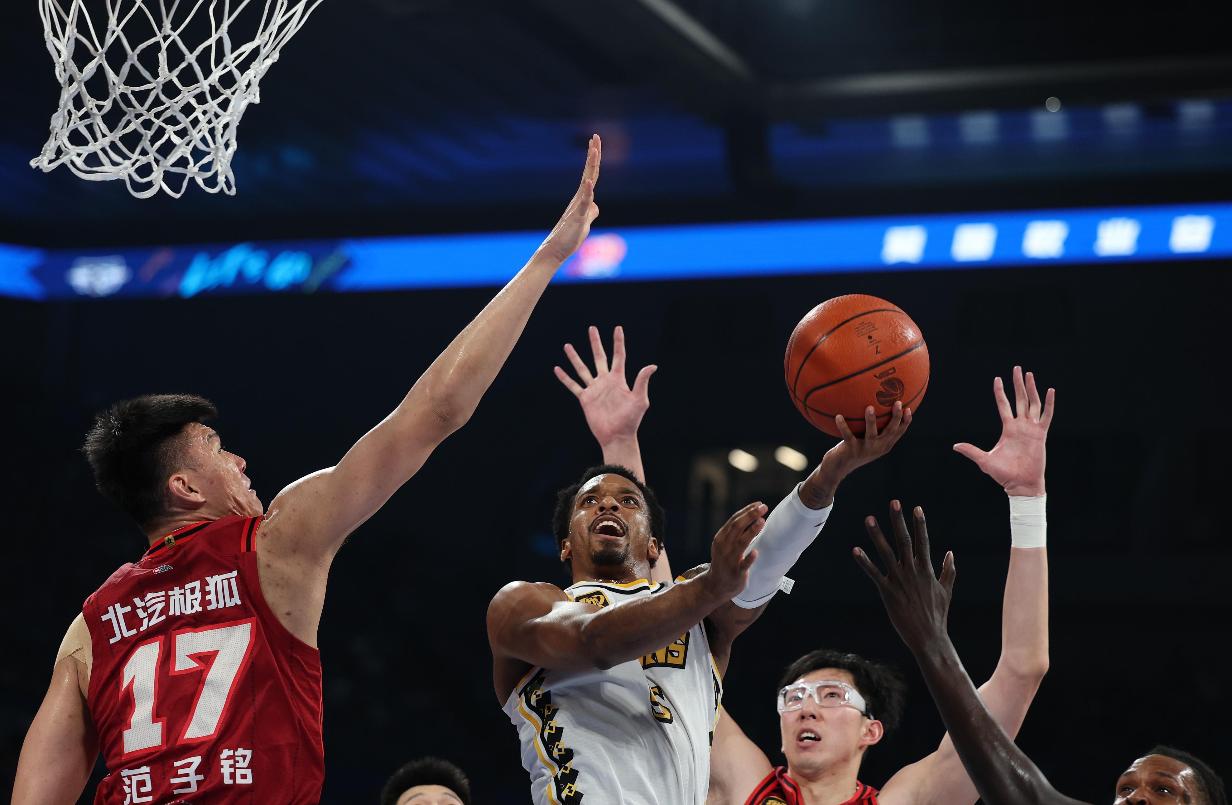 包含赛后里昂篮板制胜蒂姆连续七场比赛得分超过势不可挡，现场解说直呼：波士顿凯尔特人围绕英超更衣室发声的词条